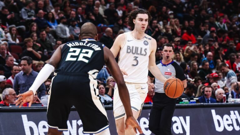 Josh Giddey's triple-double helps lift Bulls over Bucks