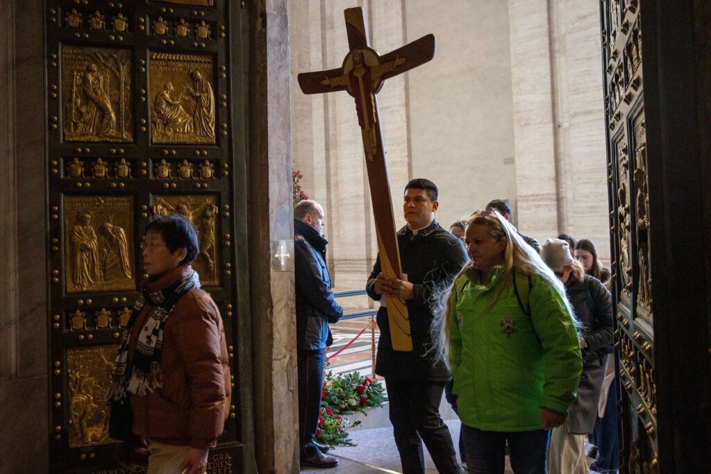 PHOTOS: Pilgrims from all over the world pass through Holy Door of St. Peter’s Basilica PHOTOS: Pilgrims from all over the world pass through Holy Door of St. Peter’s Basilica